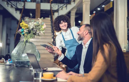 Restaurant_Payment at table_SoftPOS_Smartphone on tablet.png