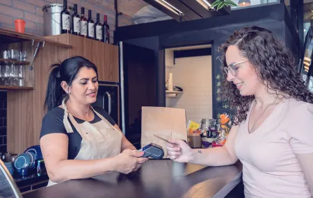 SMB_Restaurant_Pay at counter_Contactless payment with card_DX8000.png