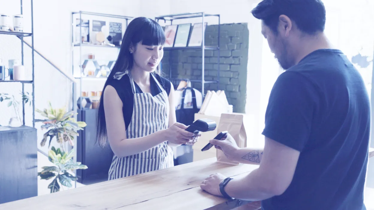 DX8000_clothing store_contactless