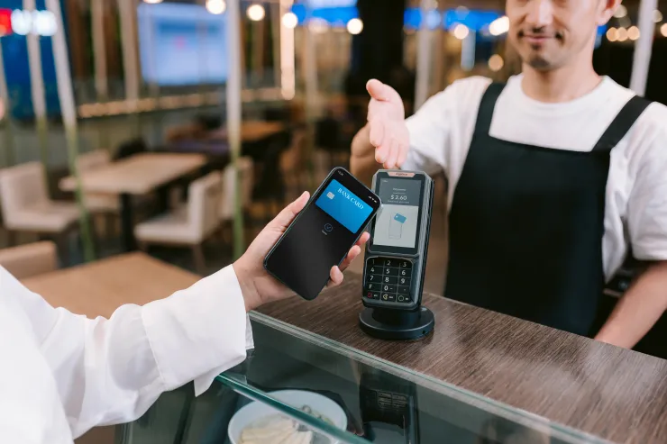RX5000_restaurant_contactless w smartphone_HD.jpg